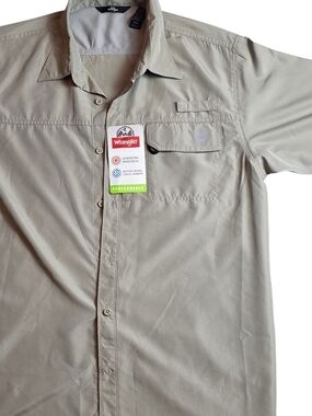 Wrangler Short Sleeve UV protective Performance Button-Down Shirt Khaki Sz Med.
